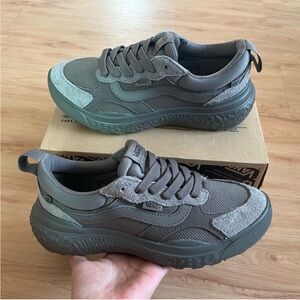 Vans UltraRange Neo VR3 Shoe
Women 9.0 US Mens 7.5 US